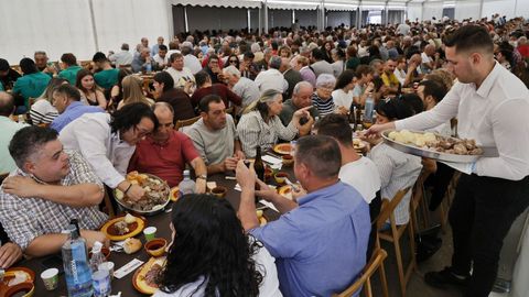 El menú estaba compuesto por varios platos elaborados con carne de Montederramo.