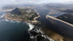 Vista a�rea de A Guarda, donde han cerrado una playa al ba�o