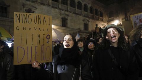 Las gallegas alzaron la voz en el 8M. En la imagen, dos jvenes en la manifestacin de la praza de Prateras de Santiago. 08/03/2024