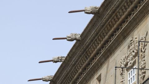 Los tubos met&aacute;licos que sobresalen de las g&aacute;rgolas del Hostal&nbsp;dos Reis Cat&oacute;licos, tras las obras de reforma