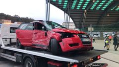 El coche sufri� grandes da�os tras chocar contra un poste de la estructura del campo de la fiesta de Arteixo.