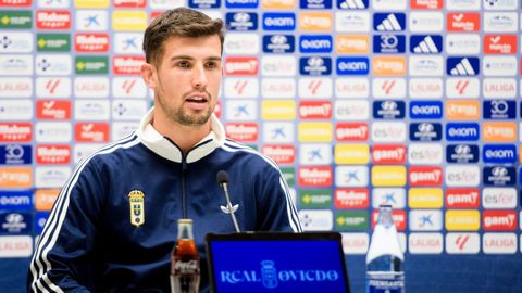 El canterano del Celta Carlos Dom�nguez, en su presentaci�n con el Oviedo.