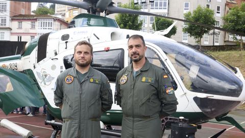 Ignacio Sanl�s y Roberto de Jes�s, piloto y mec�nico del helic�ptero de la Guardia Civil. 