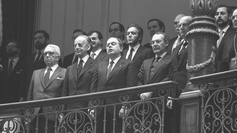 Tribuna de invitados en la jura de la Constitucin del entonces prncipe Felipe en 1986, a la que asistieron los presidentes de Catalua, Jordi Pujol, y del Pas Vasco, Jos Antonio Ardanza (tercero y cuarto por la izquierda).