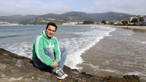 Nemesio Cora, en imagen en la playa de Covas, compagina su trabajo de alba�il en su tierra natal con el de hostelero en Ferreira de Pant�n