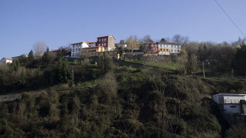 mas.El monte Caramelo est en una de las laderas de la ra de Bilbao. Las casas se construyeron sobre una antigua cantera. Todas con formas, colores y estilos distintos. El fesmo, impulsado por la caresta de medios, fue, adems de la capacidad de trabajo, uno de los rasgos que exportaron los gallegos de los aos 60