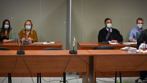 María Gombau, primera por la izquierda y Gabriel Carvajal, primero por la derecha, en la Audiencia de Valencia