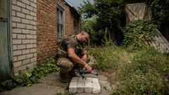 Un militar ucraniano manipula un dron en la regi�n de Jers�n, a pocos kil�metros del frente