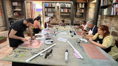Los alumnos aprenden las técnicas del offset de arte
