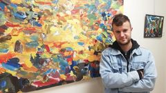 Miguel Tierra con algunas de las obras que conforman su exposici�n