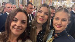 La alcaldesa de Burela, Carmela L�pez, en la recepci�n oficial de los Reyes y en la imagen con la Infanta Sof�a y la Princesa Leonor