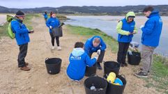 Voluntariado de Abanca retira miles de residuos en las playas de Razo y Baldaio