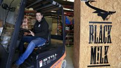 Black Milk tiene dos naves ubicadas en el pol�gono de Muimenta, en Cospeito. 