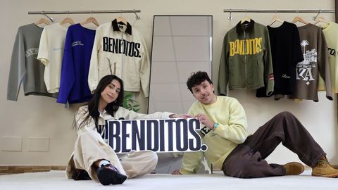 Laura Pino y �lvaro Garc�a muestran las prendas de su marca en el punto de venta f�sico que han habilitado en Ribeira