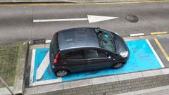 Veh�culo estacionado correctamente, con la tarjeta visible en el parabrisas, en Pontevedra en una plaza reservada para personas con movilidad recudida 