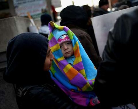 Una indocumentada guatemalteca con su hija en una protesta que tuvo lugar en Newark. 