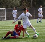 El juvenil Nacho (de blanco) sali� de inicio contra el Victoria. 