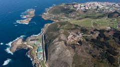 Imagen erea de la estacin depuradora de aguas residuales de Bens, en primer trmino, y la ciudad al fondo