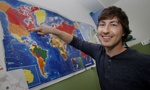 Frank De Leeuw ayuda a los alumnos del colegio Bay�n a mejorar su nivel de ingl�s. 