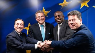 El ministro de Asuntos Exteriores, José Manuel Albares, celebra el acuerdo sobre Gibraltar con el comisario Maros Sefcovic, el ministro británico David Lammy y el ministro principal gibraltareño Fabian Picardo.