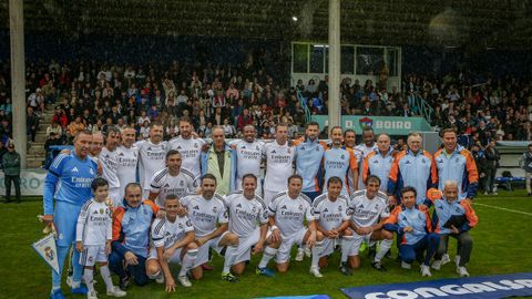 Foto de familia de los integrantes del equipo de veteranos del CD Boiro y de Leyendas del Real Madrid CF que se enfrentaron el 4 de octubre del 2025 en el campo barbanzano de Barra�a.