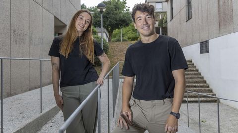 Los investigadores Sara �lvarez Delgado y Unai Garc�a Garc�a, en la Facultade de Psicolox�a de la USC