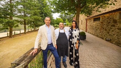El chef de Finca Gonzaba, David Faria, en el centro, con Jos Fernndez y Nicoly Miranda