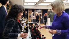 Jancis Robinson, a la derecha, en la mesa de Ribeira Sacra en el saln de Londres