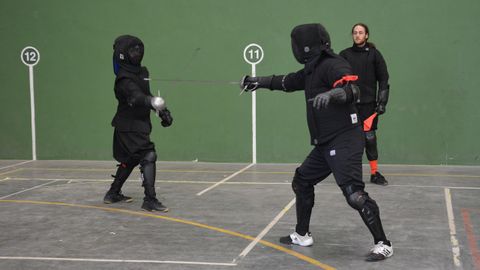 Miembros de ACADE practican esgrima hist�rica