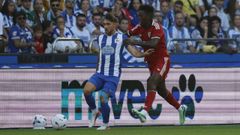 Altimira, durante una pugna de bal�n en el partido entre el Deportivo y el Sevilla.