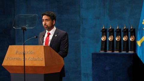 El matemtico Salman Khan, fundador de la Khan Academy, interviene tras recibir el Premio Princesa de Asturias de Cooperacin Internacional 2019 por su contribucin a la universalizacin de la educacin de calidad, durante la ceremonia de entrega de los galardones, este viernes en el Teatro Campoamor de Oviedo. EFE/ Ballesteros