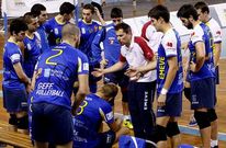 Taboada arenga a sus jugadores en un partido de la pasada temporada en el Municipal. 