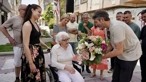 O barrio do Pi�eiri�o e a corporaci�n municipal renderon homenaxe � Cacharola en maio