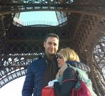 Jes�s Manuel Crespo y Ana L�pez, hace unos d�as ante la Torre Eiffel. 