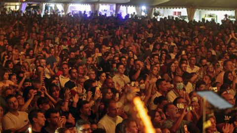 Miles de personas presenciaron el concierto de Edurne, el de la cuarta noche de las fiestas de agosto de Monforte