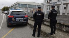 La Polica Nacional previene trapicheos de droga y absentismo en las entradasy salidas de los dos institutos de Viveiro