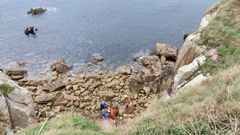 Rescatan a un toro que se cay por un acantilado en Cervo