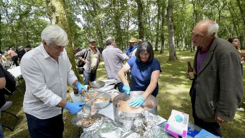 Comida na carballeira de Santa Isabel no Convivio da Cultura Galega de Outeiro de Rei