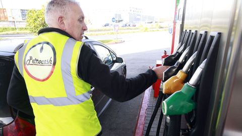 Francisco D�az, encargado de Petrocash, suministrando carburante.