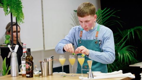 Un participante prepara mojitos