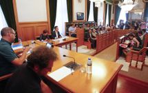 El acuerdo alcanzado por los cuatro grupos rebaja el coste de 1,6 a 1,3 millones de euros. 