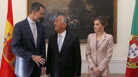 Los Reyes de Espa�a, Felipe VI y Letizia, conversan con el presidente de la Rep�blica Portuguesa, Marcelo Rebelo de Sousa