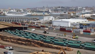 Cruceros atracados en el muelle de trasatlánticos de A Coruña visto desde San Diego
