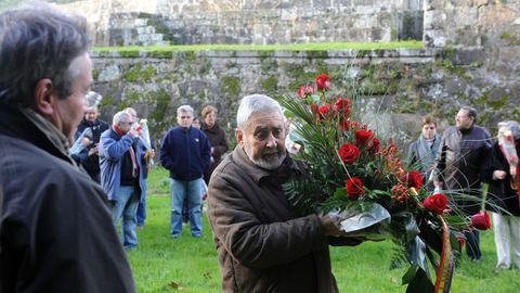 Un emocionado Gabriel, el recordado hijo de la asesinada Amada Garc�a, lleva flores en 2011 al castillo de San Felipe donde fue fusilada. 