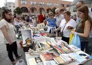 El rastrillo organizado por el Concello anim� ayer la plaza A Mari�a, donde se instal�. 