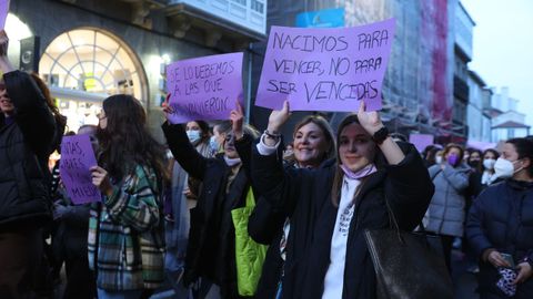 Las calles compostelanas se tieron de morado en la manifestacin por la igualdad entre hombres y mujeres.