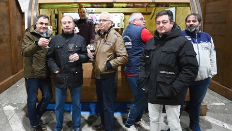 Un grupo de visitantes ante los puestos de una de las bodegas que participan en esta edici�n de la feria