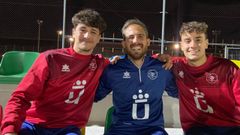 A la izquierda, V�ctor Gamarra, junto a dos excompa�eros en el M�stoles.