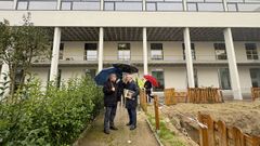 El sudlegado del Gobierno en Ourense, Eladio Santos, con el director de la prisin de Pereiro, Francisco Gonzlez, en una zona en obras del centro penitenciario.