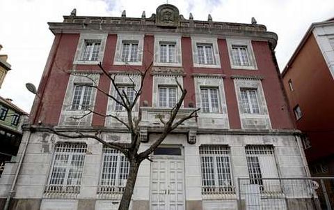 La antigua sede de Aduanas se encuentra en plena fachada martima, frente a Curuxeiras.